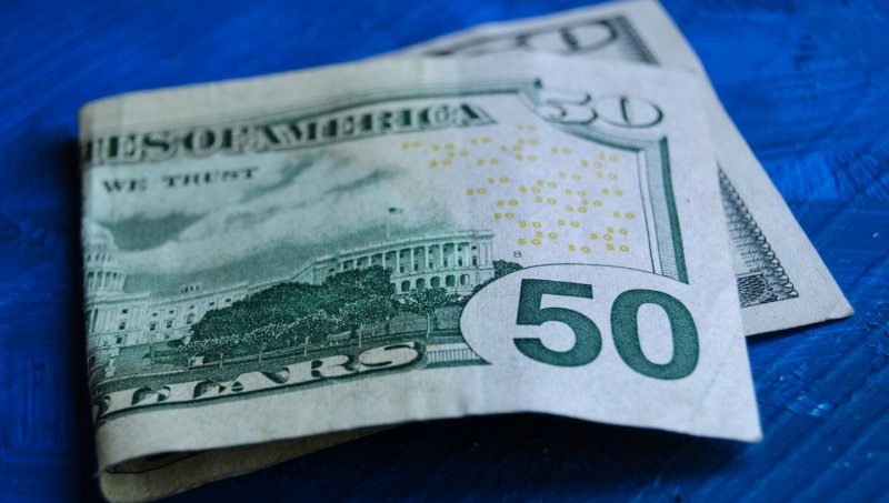 За неделю доллар подешевел почти на 4 тенге - «Финансы»
