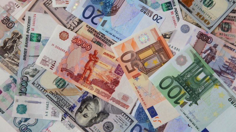 Курсы валют: доллар и евро подешевели - «Финансы»