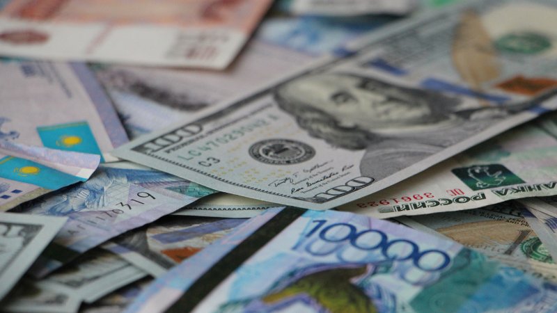 Курсы валют: доллар снова снижается - «Финансы»