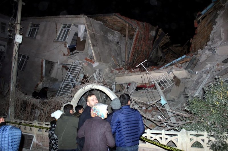Число погибших при землетрясении в Турции выросло до 18 - «Финансы»