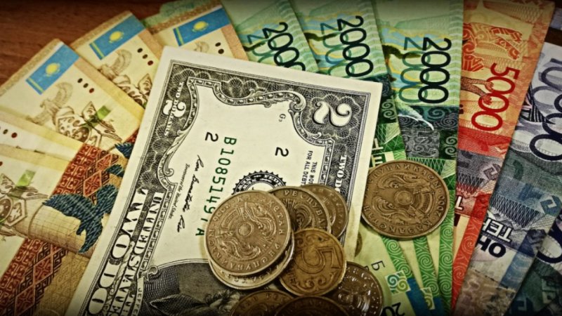 Почему казахстанцы все реже хранят свои сбережения в долларах - «Финансы»