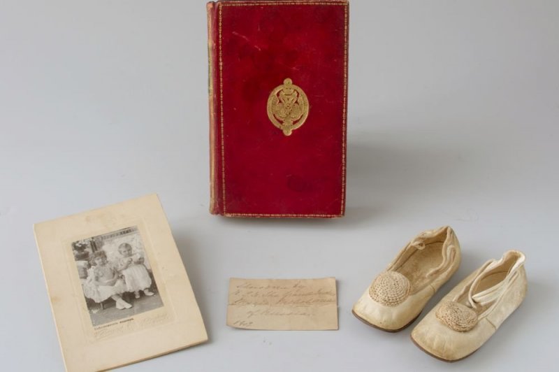 В "Царское Село" вернулись туфельки дочери Николая II - «Финансы»