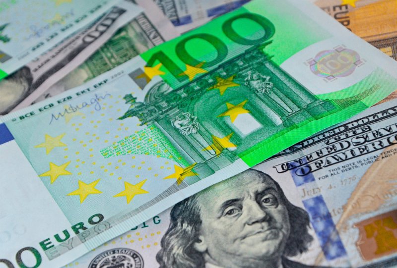Официальный курс доллара вырос на 4,5 рубля, евро - на 6 рублей - «Финансы»