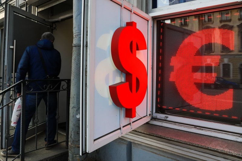 Банки рассказали о спросе граждан на валюту после ослабления рубля - «Финансы»
