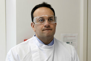 Глава минздрава Новой Зеландии во время изоляции поехал на пляж - «Финансы»