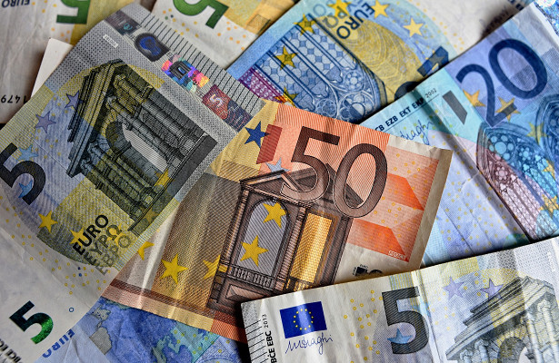 Курсы евро идоллара снизились наМосбирже&nbsp - «Экономика»