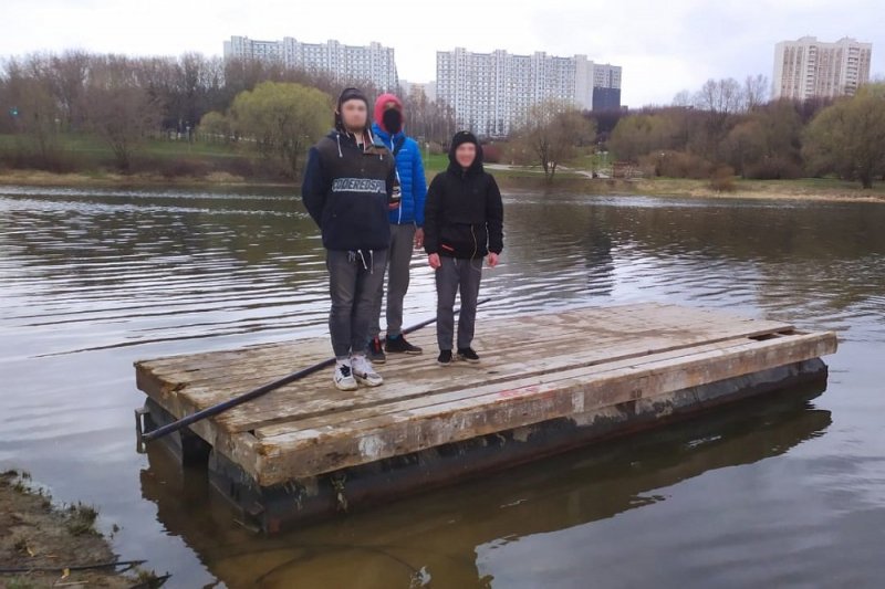 На Борисовский прудах в столице спасли людей с плота - «Финансы»