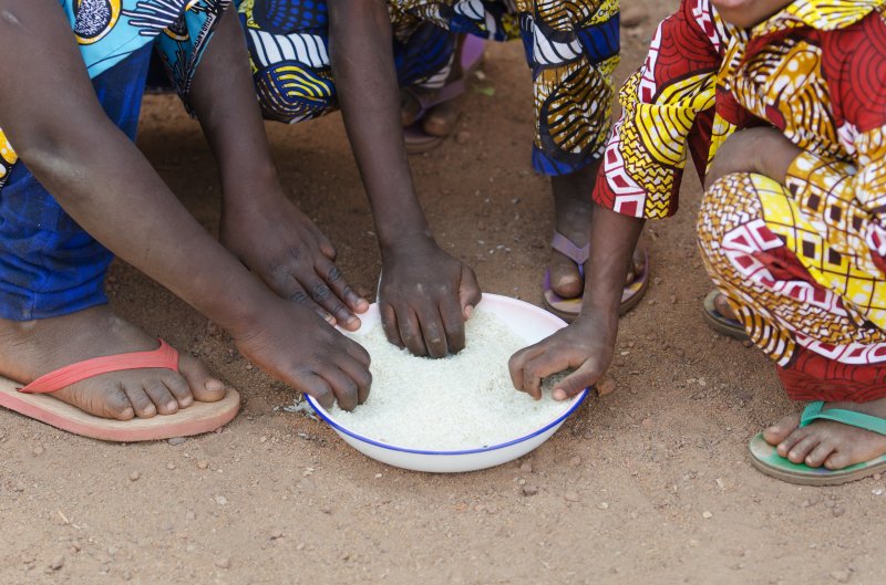 ООН: Дальнейшее распространение COVID-19 грозит голодом Западной Африке - «Финансы»