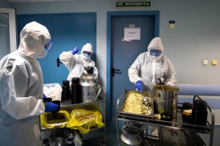 Вирусологи оценили риск заразиться коронавирусом в море или бассейне - «Финансы»