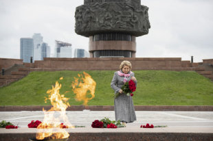 Володин возложил цветы к памятнику советским воинам - «Финансы»