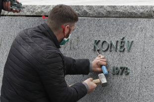 В Праге вандалы осквернили пьедестал памятника маршалу Коневу - «Финансы»