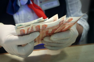 Курс доллара опустился ниже 71 рубля - «Финансы»