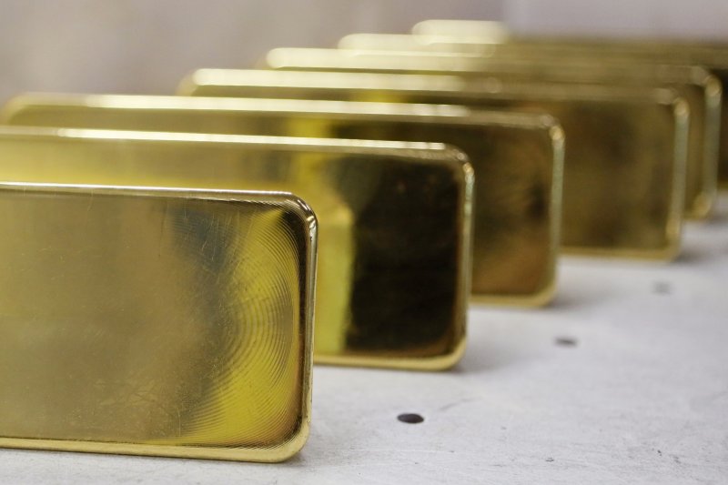 Россияне начали скупать в банках золотые слитки и монеты - «Финансы»