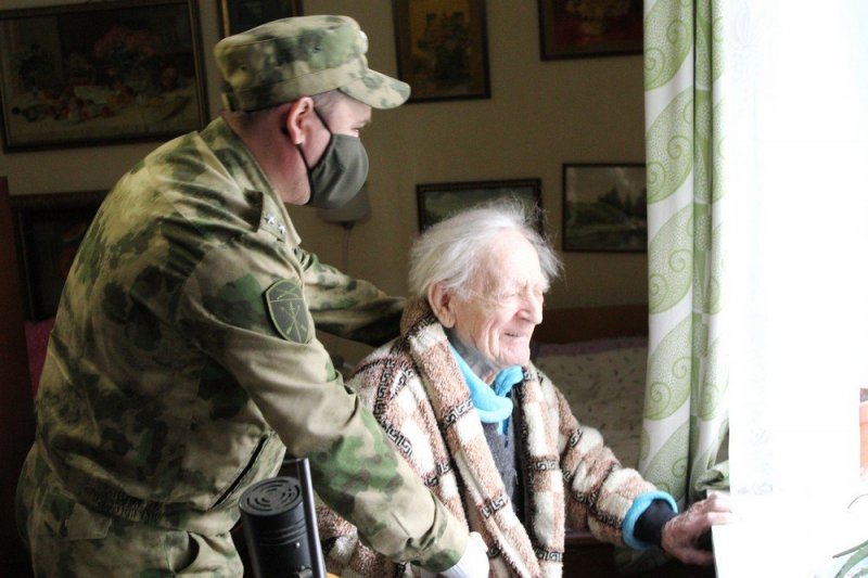 В Феодосии росгвардейцы устроили концерт под окнами 96-летнего ветерана - «Финансы»