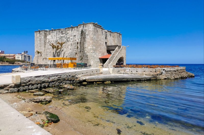 Вирусологи оценили риск заразиться коронавирусом в море или бассейне - «Финансы»