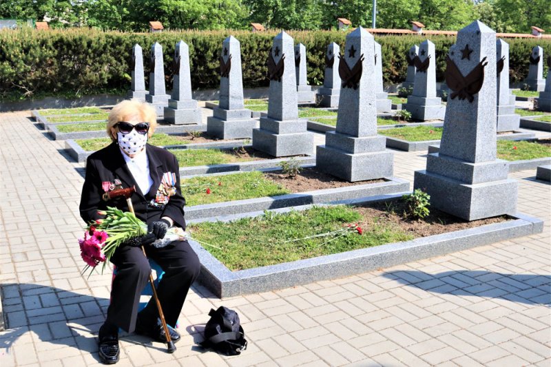 В Праге почтили память советских воинов-освободителей - «Финансы»