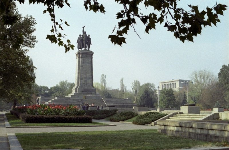 В Болгарии возложили цветы у памятника Советской армии - «Финансы»