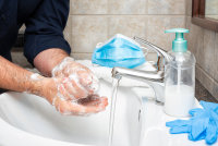 Названы увеличивающие риск заражения коронавирусом привычки - «Финансы»