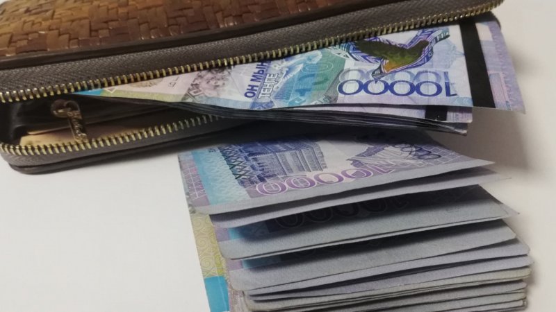 Из Казахстана стали меньше переводить денег за границу - «Финансы»
