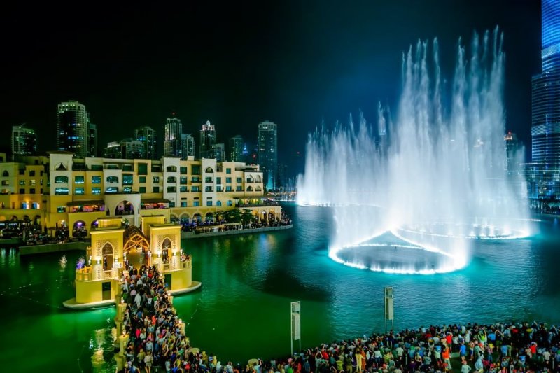 В Дубае после трехмесячного перерыва вновь включили поющий фонтан - «Финансы»
