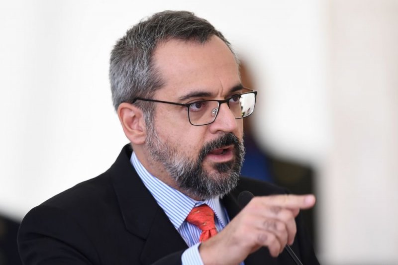 Бразильский министр заплатит штраф за нарушение масочного режима - «Финансы»