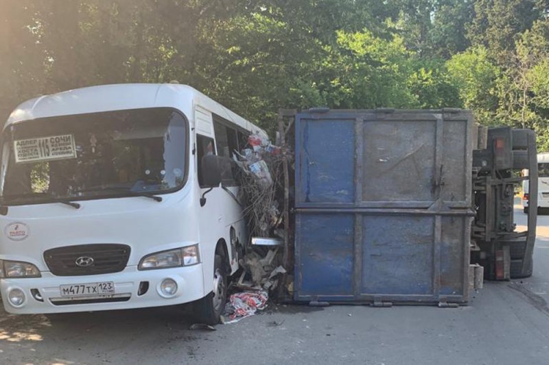 В Сочи столкнулись автобус и грузовик, есть пострадавшие - «Финансы»