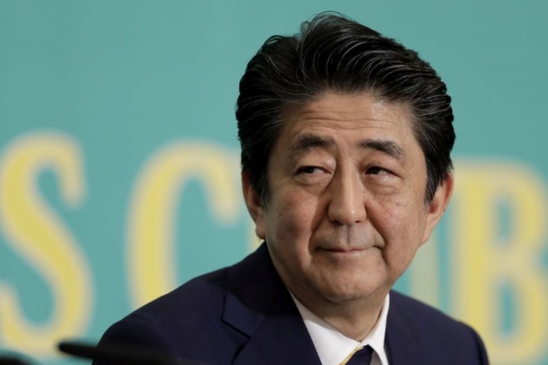 Премьер Японии намерен изменить конституцию страны - «Финансы»
