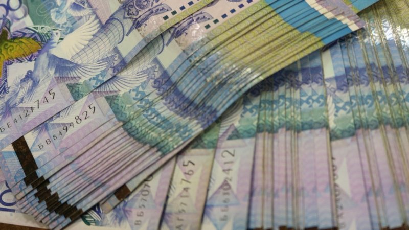 Названа зарплата госслужащих Казахстана по регионам - «Финансы»