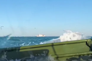 В Керченском проливе водолазы исследуют затонувший бронетранспортер - «Финансы»