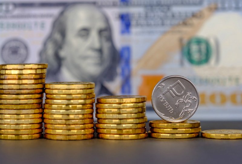 Доллар уйдет выше 72 рублей, но к концу месяца все изменится - «Финансы»