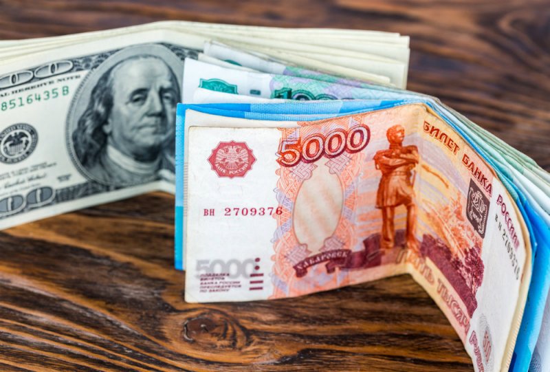 Как ослабление доллара повлияет на курс рубля - «Финансы»