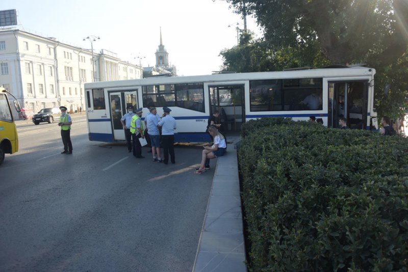 В Екатеринбурге автобус врезался в дерево, пострадали пассажиры - «Финансы»