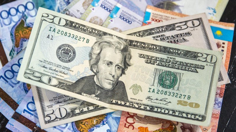 Курс доллара почти не изменился на торгах, но подрос в обменниках - «Финансы»