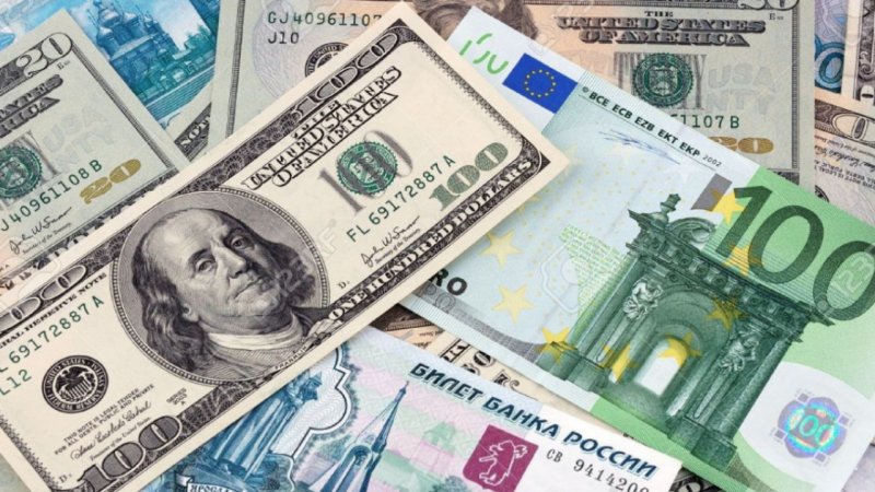 Почему слабеет российский рубль и что будет с тенге? - «Финансы»