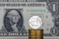 Рубль отложил наступление на доллар до сентября - «Финансы»