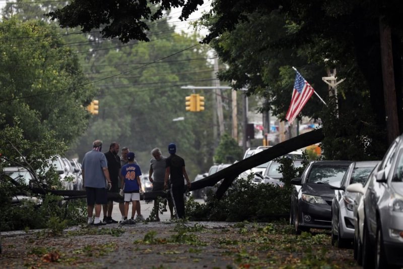 В США четыре человека стали жертвами тропического шторма "Исаиас" - «Финансы»
