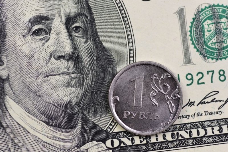 Рубль отложил наступление на доллар до сентября - «Финансы»