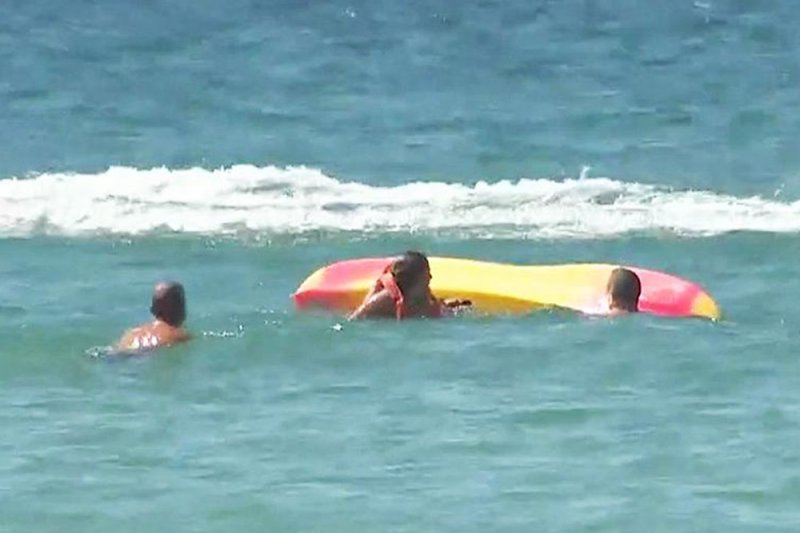 Президент Португалии помог спасти двух женщин, которые тонули в море - «Финансы»