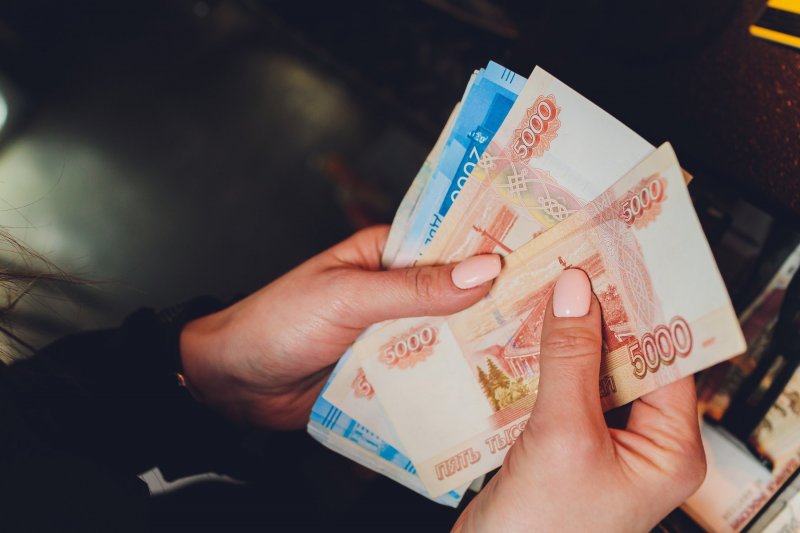 В июле у россиян стало резко больше "свободных денег" - «Финансы»