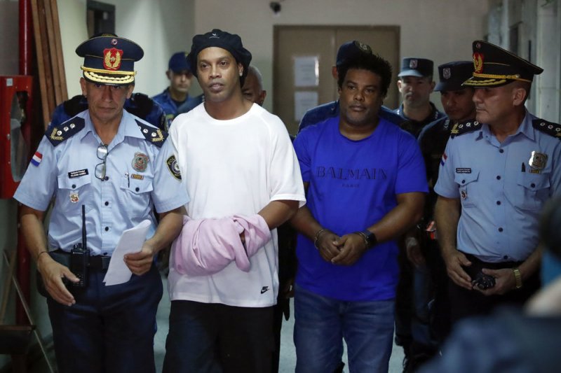 Роналдиньо освобожден из-под домашнего ареста в Парагвае - «Финансы»