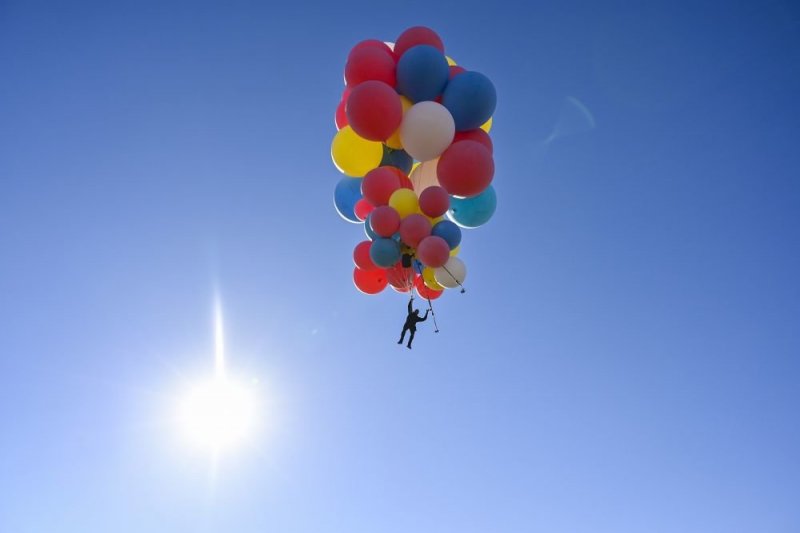 Иллюзионист поднялся на связке воздушных шаров на высоту более 7,5 км - «Финансы»