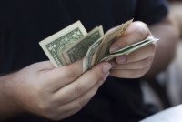 Россиянам рассказали, когда надо продавать доллары и евро - «Финансы»