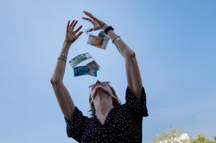 ЦБ получит право ограничивать выдачу потребительских кредитов - «Финансы»