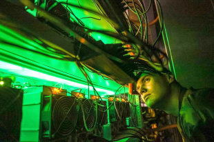 Эксперт рассказал, нужно ли сейчас продавать доллары и евро - «Финансы»