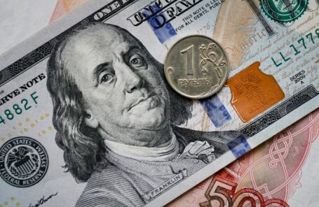 Доллар впервые за четыре года упал ниже 58 рублей - «Финансы»