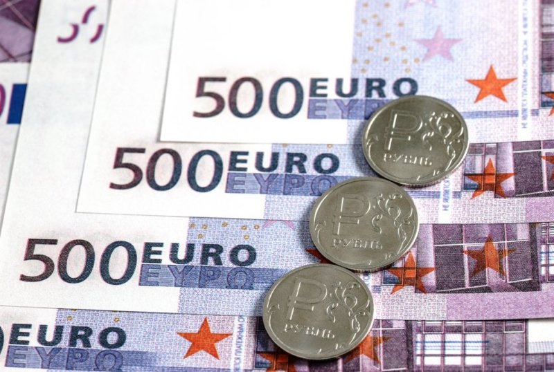 Курс евро поднялся выше 63 рублей впервые с 1 августа - «Финансы»
