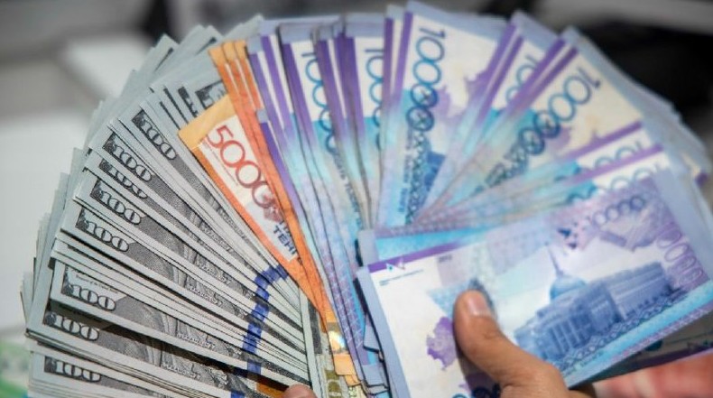 Доллар подешевел, а рубль подорожал к концу недели - «Финансы»