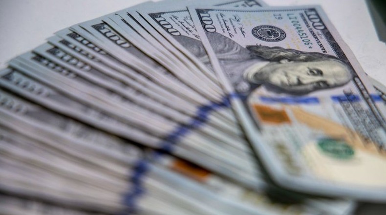 Доллар незначительно подорожал на торгах - «Финансы»