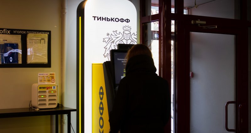 «Тинькофф» собирает биометрию, россияне избавляются от валюты. Обзор Банки.ру - «Тема дня»