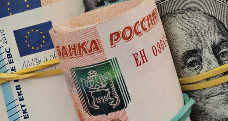 Рубль уступает доллару. ЦБ установил официальные курсы валют на 13 августа - «Тема дня»